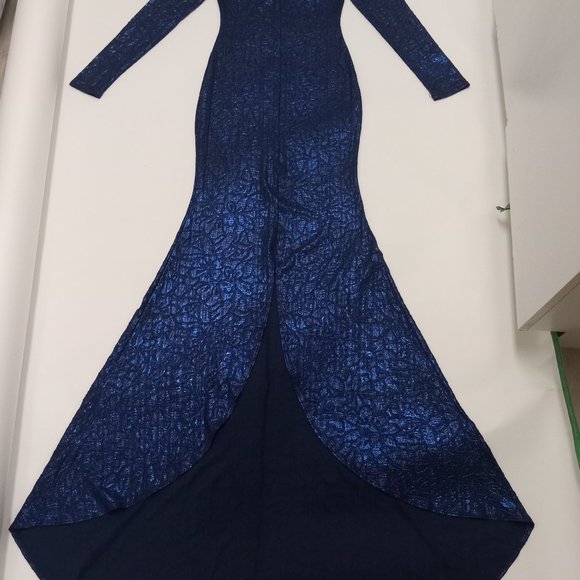 Beautiful electric blue gown with train - Picture 1 of 4